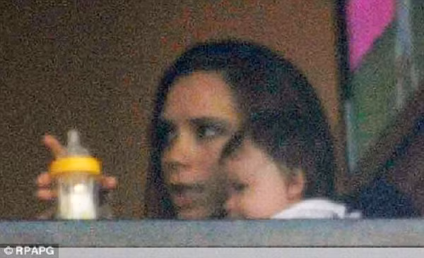 Do đó, nguồn sáng chói lọi trên bầu trời chắc chắn không phải là Mặt Trăng. Tuyên bố của Victoria Beckham là đúng, cô quả thật đã nhìn thấy một UFO.