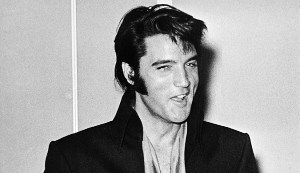Elvis Presley là một ca sĩ và diễn viên người Mỹ, được mệnh danh là ông vua nhạc rock and roll. cuộc đời Elvis còn kịch tích bởi nó gắn liền với một thứ ít ai biết đến: UFO. Trên thực tế, vào đúng ngày sinh của Elvis vào năm 1935, một luồng ánh sáng kỳ lạ đã xuất hiện trên bầu trời.