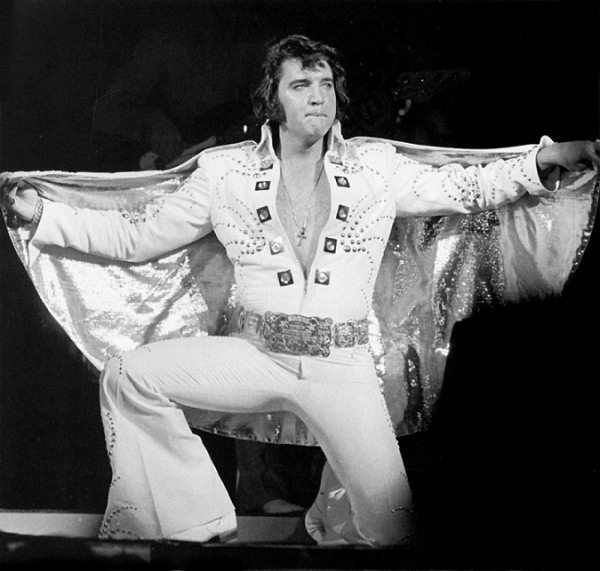 Elvis từng thổ lồ với Geller rằng vào năm lên 8 ông đã nhận được tín hiệu từ người ngoài hành tinh, thông qua phương cách thần giao cách cảm. Trong cuộc “trò chuyện” này, cậu đã được cho xem hình ảnh một người đàn ông mặc bộ jumpsuit (áo liền quần) màu trắng, đang hát trước một đám đông. Và đó chính là hình ảnh của Elvis trong tương lai!