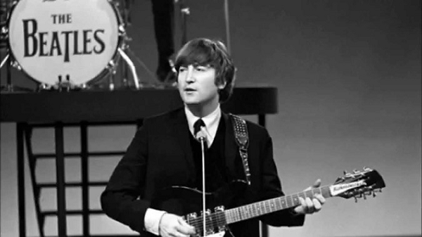 John Lennon là một thành viên cốt cán của The Beatles – ban nhạc rock của Anh hoạt động trong thập niên 1960. Năm 1974, tại căn hộ của mình tại New York, ông cùng người trợ lý May Pang đã nhìn thấy một UFO trên ban công tòa nhà. Theo John Lennon, vật thể này không phải trực thăng, cũng không phải là một khinh khí cầu.