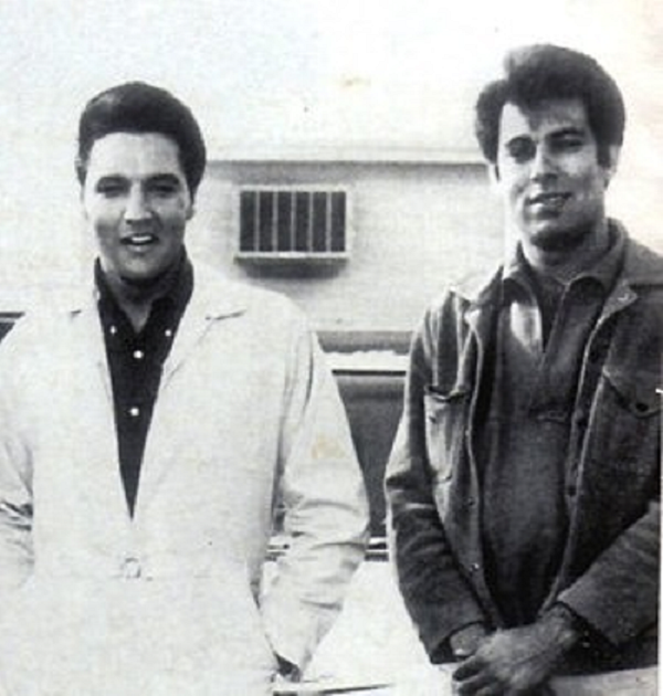 “Bố cậu ta nói với chúng tôi rằng, vào cái đêm sinh Elvis, lúc khoảng 2 giờ sáng ông đi ra ngoài để hút điếu thuốc. Khi bất chợt nhìn lên trên túp lều nhỏ của gia đình, ông đã nhìn thấy một luồng ánh sáng màu xanh dương kỳ lạ. Vào lúc đó, ông biết ngay rằng có một điều gì đó không bình thường đang xảy ra”, Geller cho biết.