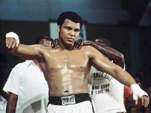 Lần đó ông đang chạy bộ cùng người huấn luyện viên của mình, Angelo Dundee tại Công viên Trung tâm. Khi bất chợt nhìn lên trên trước thời điểm mặt trời mọc, ông chợt nhìn thấy “một nguồn ánh sáng rực rỡ lơ lửng bên trên, như thể được treo bởi một sợi dây vô hình”. Lúc đầu ông tưởng đây là đèn pha từ một máy bay trực thăng nào đó.