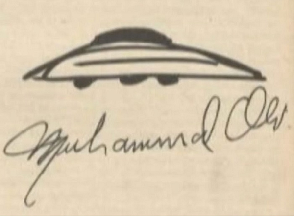 Không lâu đó, một vật thể tương tự bay qua trước mặt họ, vật thể này có một vệt đuôi dài màu đỏ phát sáng đằng sau. Chỉ đến khi đó ông mới hiểu rằng những gì ông vừa nhìn thấy không phải là điều bình thường. Lần chứng kiến UFO này của Muhammad Ali có rất nhiều nhân chứng, bao gồm một số nhân chứng tại hai sân bay Newark và sân bay LaGuardia ở khu vực lân cận.