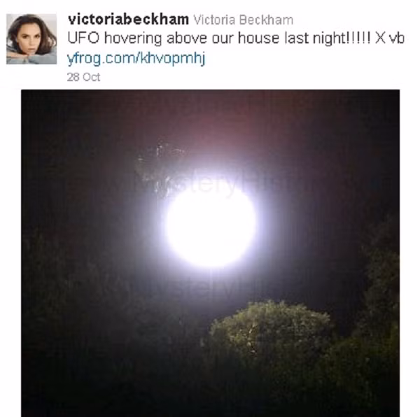 Thoạt nhìn, quả cầu ánh sáng hình tròn trông khá giống trăng tròn (trăng rằm). Tuy vậy, theo trang timeanddate.com, trong thời điểm gần 20/10/2011, khu vực Beverly nơi gia đình Beckham sinh sống đang trải qua giai đoạn trăng bán nguyệt cuối tháng (Trăng hạ huyền). Trong giai đoạn này, người ta chỉ có thể nhìn thấy một nửa Mặt Trăng mà thôi, nửa còn lại bị che khuất.