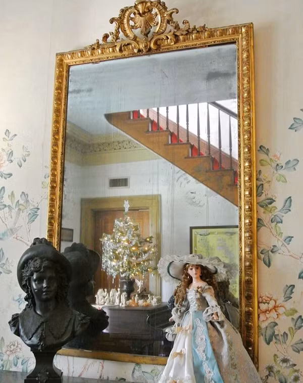 Chuyện kể lại rằng tấm gương đó chứa linh hồn của Sara Woodruff và các con. Gia đình nhà Woodruff đã bị đầu độc chết và tấm gương này đã không được che lại để cản linh hồn họ. Vì vậy, những linh hồn của gia đình này đã ám vào chiếc gương và sau đó là tòa nhà Myrtles Plantation.