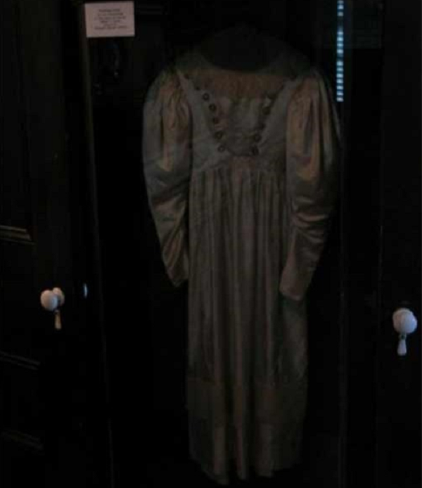 Năm 1849, một cô gái đến từ gia đình giàu có tên là Anna Baker đã yêu một thợ làm thiếc. Cha của Anna là ông Ellis Bake đã ngăn cản cô kết hôn với chàng trai lao động và luôn muốn gả cô cho một người giàu có khác. Cô gái tức giận tới nỗi không kết hôn ai cho tới lúc chết vào năm 1914.