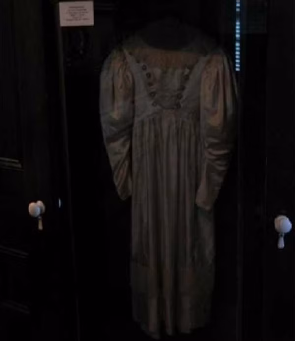 Năm 1849, một cô gái đến từ gia đình giàu có tên là Anna Baker đã yêu một thợ làm thiếc. Cha của Anna là ông Ellis Bake đã ngăn cản cô kết hôn với chàng trai lao động và luôn muốn gả cô cho một người giàu có khác. Cô gái tức giận tới nỗi không kết hôn ai cho tới lúc chết vào năm 1914.