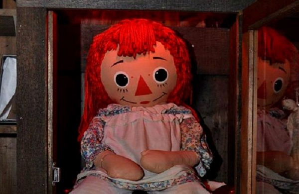 Năm 1970, một người phụ nữ mang về nhà một con búp bê Annabelle từ cửa hàng đồ cũ. Con búp bê có thể tự di chuyển đi lại. Ngày nọ, hai cô gái thấy nó ở phòng này thì hôm sau thấy ở phòng kia dù không ai chạm vào. Họ đã tìm thấy những mảnh giấy bị nhàu nát có chữ trẻ con viết nghệch ngoạc trong nhà.