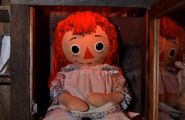 Năm 1970, một người phụ nữ mang về nhà một con búp bê Annabelle từ cửa hàng đồ cũ. Con búp bê có thể tự di chuyển đi lại. Ngày nọ, hai cô gái thấy nó ở phòng này thì hôm sau thấy ở phòng kia dù không ai chạm vào. Họ đã tìm thấy những mảnh giấy bị nhàu nát có chữ trẻ con viết nghệch ngoạc trong nhà.