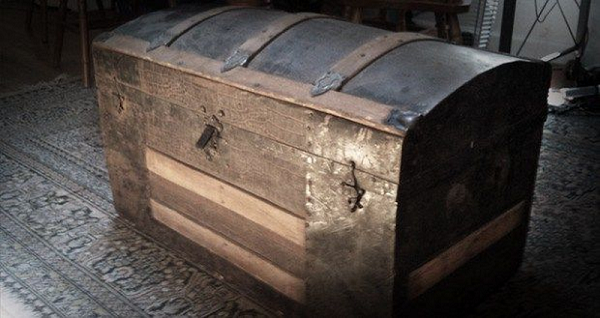 Bất cứ ai để đồ đạc của mình vào chiếc rương này đều bị mất mạng. Đáng chú ý nhất là hai cô cháu gái của Jacob đã cất váy cưới của mình vào đây, vài ngày sau đám cưới, cả hai đều bị chết bất ngờ. Từ đó đến nay, đã có 17 người trong gia đình Jacob qua nhiều thế hệ đã chết bí ẩn.