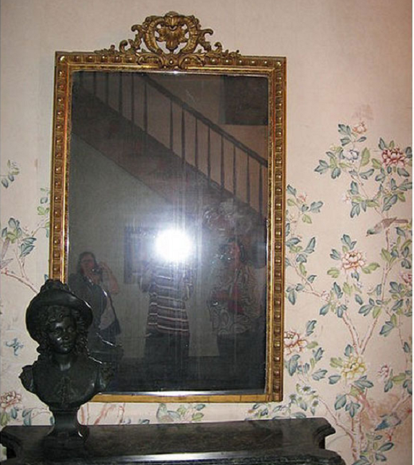 Tấm gương chứa linh hồn của một phụ nữ và những đứa trẻ ở ngôi nhà Myrtles Plantation là một chiếc gương bị ám nổi tiếng nhất ở Hoa Kỳ. Khách khứa đến nhà chơi đều nói rằng nhìn thấy những bóng đen lởn vởn trong gương và những dấu vân tay của trẻ con trên kính.