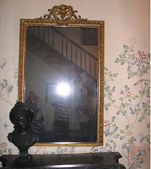 Tấm gương chứa linh hồn của một phụ nữ và những đứa trẻ ở ngôi nhà Myrtles Plantation là một chiếc gương bị ám nổi tiếng nhất ở Hoa Kỳ. Khách khứa đến nhà chơi đều nói rằng nhìn thấy những bóng đen lởn vởn trong gương và những dấu vân tay của trẻ con trên kính.
