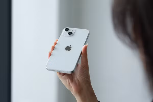 Cạnh bên trái là nút tăng giảm âm lượng và tiếp tục sử dụng cổng sạc lightning và loa ngoài.