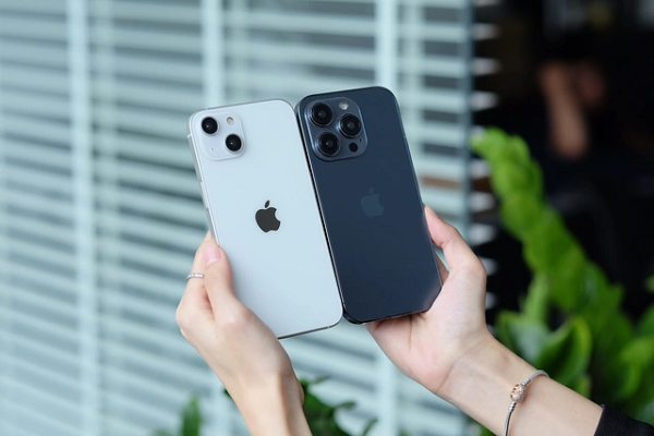 iPhone 14 Pro sẽ có dung lượng pin lớn hơn cả hai phiên bản iPhone trước đó. Cùng theo nhiều nguồn tin, nhờ vào hệ điều hành IOS 16, iPhone 14 sẽ được hỗ trợ các tính năng như: chế độ hiển thị luôn bật, hiển thị thời gian, ngày tháng và các tiện ích trên màn hình khóa mới... iPhone 14 Pro dự kiến sẽ sử dụng modem Snapdragon X65 mới của Qualcomm để cải thiện hiệu suất 5G.