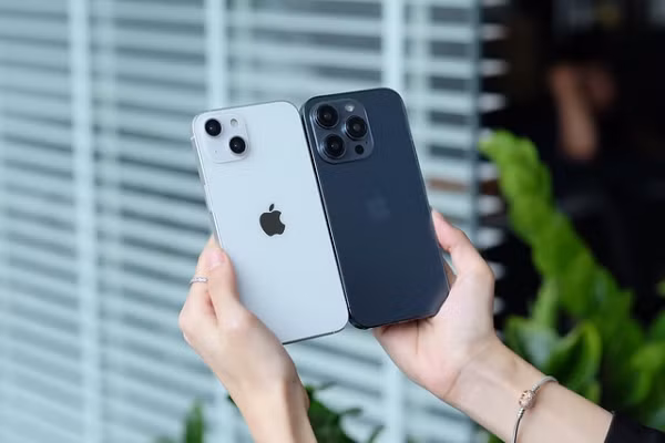 iPhone 14 Pro sẽ có dung lượng pin lớn hơn cả hai phiên bản iPhone trước đó. Cùng theo nhiều nguồn tin, nhờ vào hệ điều hành IOS 16, iPhone 14 sẽ được hỗ trợ các tính năng như: chế độ hiển thị luôn bật, hiển thị thời gian, ngày tháng và các tiện ích trên màn hình khóa mới... iPhone 14 Pro dự kiến sẽ sử dụng modem Snapdragon X65 mới của Qualcomm để cải thiện hiệu suất 5G.