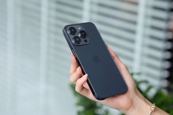 Camera trước được nâng cấp với khả năng lấy nét tự động, tăng zoom quang học, cảm biến tăng cường ổn định hình ảnh động, chế độ macro, chế độ cinematic, quay video ProRes và hơn thế nữa.