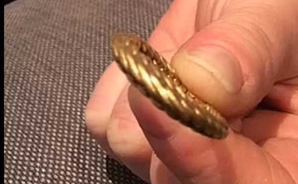 Cô Mari Ingelin Gausvik Heskestad sống tại Na Uy đã phát hiện một báu vật bằng vàng đặc biệt lẫn trong những món trang sức rẻ tiền như vòng tay, khuyên tai, mặt dây chuyền, trong một buổi đấu giá online.