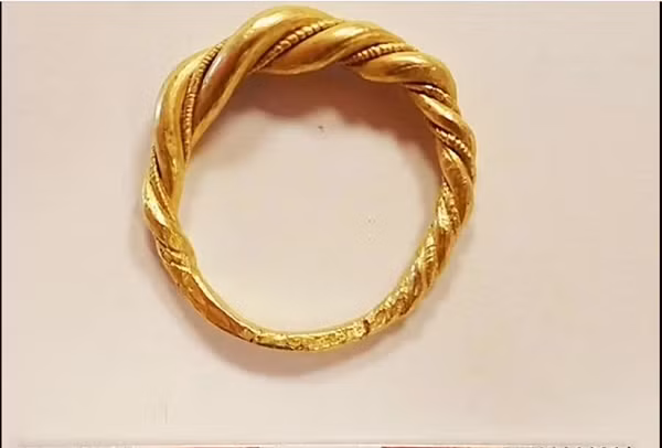 Sau khi cha cô cho rằng đó có thể là một chiếc nhẫn cổ, cô đã nhanh chóng liên hệ với các nhà khảo cổ ở hạt Vestland và họ đã xác nhận chiếc nhẫn này nhiều khả năng được chế tạo vào cuối thời Đồ Sắt (năm 400 - 800).