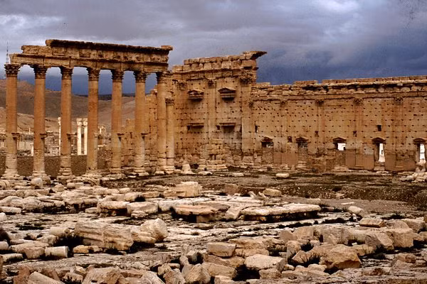 Trong nhiều bản khắc bằng tiếng A-ram tại Palmyra, các nhà nghiên cứu đã phát hiện một vị thần vô danh được mô tả là "vị thần được ban phước mãi mãi", " chúa tể của vũ trụ" và "nhân từ" gây bối rối.