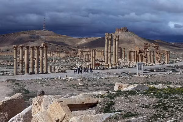 Palmyra thuộc nhiều vương triều và nền văn hoá khác nhau trước khi trở thành một phần của Đế chế La Mã vào thế kỷ 1 sau Công nguyên. Thành phố này từng vô cùng phồn thịnh và giàu có, là trung tâm sản xuất nông nghiệp, thương mại, mục vụ và là trạm dừng chân cho những thương nhân trên hành trình dọc theo Con đường Tơ lụa.