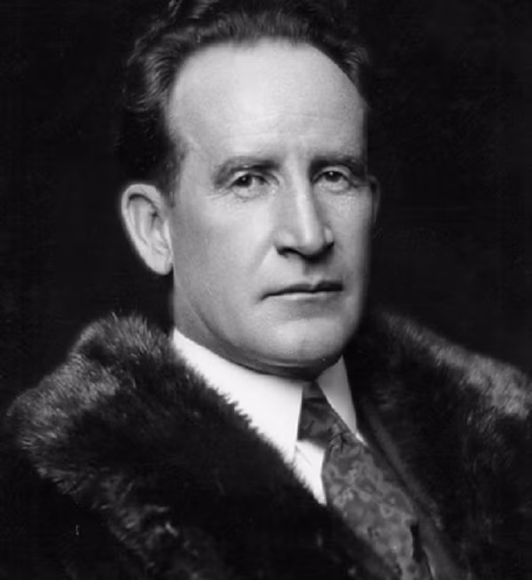 Sáng ngày mùng 8/7/1943 thi thể người đàn ông giàu nhất Bahamas được tìm thấy. Kết quả điều tra cho biết Harry Oakes bị đánh vào đầu bằng một cây nhọn, bị tẩm xăng rồi trét dầu hắc và lông vũ, kẻ giết người đã định đốt thi thể ông nhưng không thành. Tuy nhiên đến nay, thủ phảm sát hại ông vẫn còn là một bí ẩn.