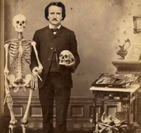Edgar Allan Poe là một nhà văn và nhà thơ người Mỹ. Ông qua đời vào ngày 7 tháng 10 năm 1849 trong những điều kiện bí ẩn vẫn chưa được giải đáp. Vào ngày 27 tháng 9, Poe rời Richmond, Virginia để biên tập một tập thơ, và không ai nghe thấy hay nhìn thấy ông trong năm ngày sau đó cho đến ngày 3 tháng 10.