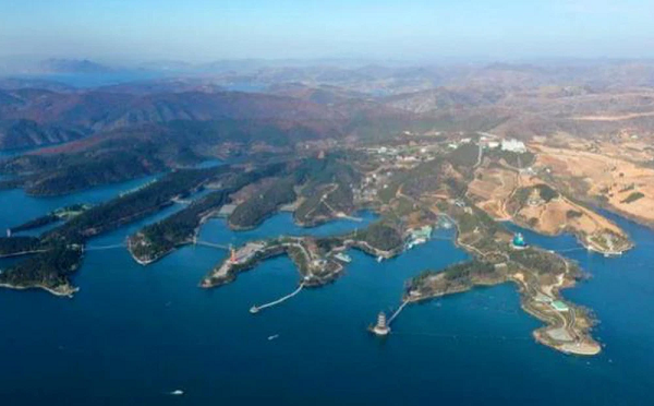 Sự việc kỳ lạ này đã xảy ra tại huyện Tích Xuyên, thuộc thị Nam Dương, tỉnh Hà Nam, Trung Quốc. Ngược dòng thời gian quay lại vào năm 1977, khi đó khu vực Hà Nam bị hạn hán nghiêm trọng, con sông trong huyện cũng cạn trơ đáy, người dân không trồng trọt gì được nên việc canh tác sản xuất cũng bị ảnh hưởng.