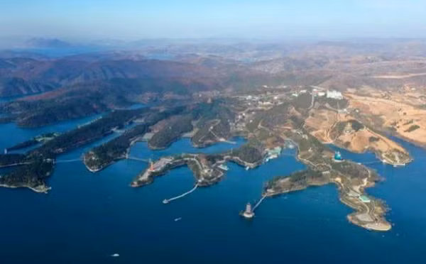 Sự việc kỳ lạ này đã xảy ra tại huyện Tích Xuyên, thuộc thị Nam Dương, tỉnh Hà Nam, Trung Quốc. Ngược dòng thời gian quay lại vào năm 1977, khi đó khu vực Hà Nam bị hạn hán nghiêm trọng, con sông trong huyện cũng cạn trơ đáy, người dân không trồng trọt gì được nên việc canh tác sản xuất cũng bị ảnh hưởng.