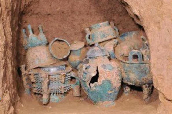 Trong khi người lớn thì lo lắng vì không có nước sinh hoạt thì lũ trẻ lại rất vui vì tìm được chỗ vui chơi mới. Một em học sinh tiểu học chạy đến chơi cạnh dòng nước, một lúc sau, em nhìn thấy một đồ vật màu xanh dưới lòng sông.