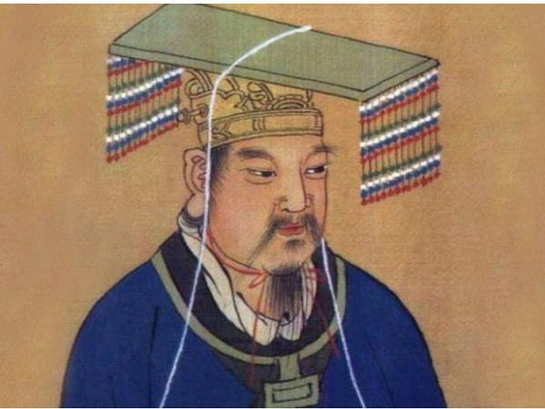 Các chuyên gia phán đoán ở dưới đồ vật màu xanh kia có chôn mộ cổ thuộc thời Xuân Thu của nhà Chu nên quyết định tiến hành khai quật trên quy mô lớn, kết quả khai quật được 3 ngôi mộ.