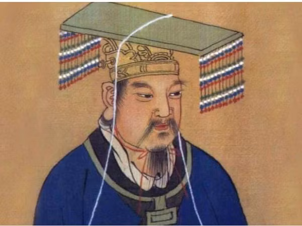 Các chuyên gia phán đoán ở dưới đồ vật màu xanh kia có chôn mộ cổ thuộc thời Xuân Thu của nhà Chu nên quyết định tiến hành khai quật trên quy mô lớn, kết quả khai quật được 3 ngôi mộ.