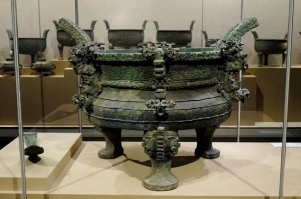 Em học sinh ban đầu định đào món đồ mang về nhà nhưng mãi mà không đào được, đành báo cho bố mẹ biết. Sau khi bố mẹ và dân làng tới nơi, cho rằng đây chắc hẳn là một bảo vật quý giá bèn nhanh chóng báo cho cán bộ văn hóa địa phương.