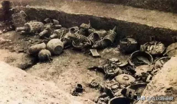 Đáng chú ý nhất là 7 chiếc đỉnh đồng từ ngôi mộ số 2. Bảy chiếc đỉnh này được sắp xếp từ nhỏ tới lớn, bên ngoài có hai tai, ba chân được làm chắc chắn, trên miệng còn có nắp đậy. Các chuyên gia cho rằng chủ nhân của ngôi mộ hẳn là người có địa vị tôn quý của một nước chư hầu nhà Chu.