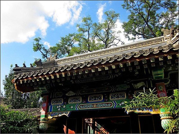 Sau khi bị bỏ tù và tịch thu tài sản, Gia Khánh Hoàng đế đã ban cho Hòa Thân một dải lụa trắng để tự vẫn. Gia tài của "đệ nhất tham quan" trong lịch sử Trung Quốc cứ như vậy lọt vào tay Hoàng đế một cách êm thấm.