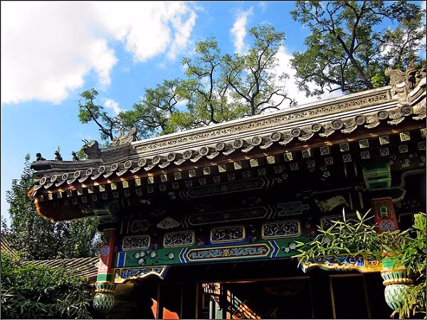 Sau khi bị bỏ tù và tịch thu tài sản, Gia Khánh Hoàng đế đã ban cho Hòa Thân một dải lụa trắng để tự vẫn. Gia tài của "đệ nhất tham quan" trong lịch sử Trung Quốc cứ như vậy lọt vào tay Hoàng đế một cách êm thấm.