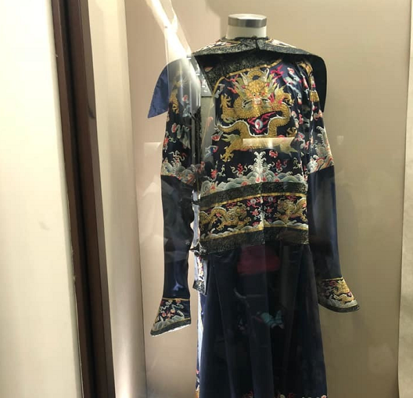 Ngoài ra, Hòa Thân còn có 14,3 nghìn tấm lụa thượng hạng, 20 nghìn tấm len lông cừu hạng tốt, 550 tấm da cáo, 850 tấm da gấu, 361 nghìn chiếc bình bằng đồng, thiếc cùng 100 nghìn món đồ sứ do các nghệ nhân nổi tiếng làm ra, 600 cân nhân sâm Cát Lâm loại tốt nhất cùng hơn 7 nghìn bộ quần áo để mặc quanh năm.