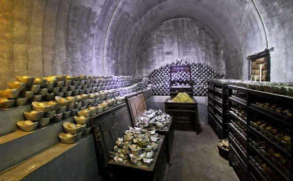 San hô, một vật quý hiếm vào thời bấy giờ, thứ mà chỉ vua chúa, hoàng thân quốc thích mới dùng để làm đồ trang trí thì Hòa Thân có tới 11 tảng, mỗi tảng cao hơn 1 mét.