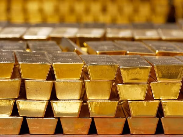 Năm 1799, Càn Long băng hà, chiếc ô dù lớn nhất của Hòa Thân cũng đã mất. 5 ngày sau, Gia Khánh Hoàng đế lập tức hạ lệnh cách chức và bỏ tù tham quan này, đồng thời tịch thu tài sản của Hòa Thân.