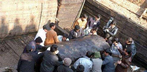 Như vậy, tấm lụa đỏ trên quan tài vàng cũng sẽ mất đi giá trị lịch sử quý giá ban đầu. Dần dần, cùng với sự phát triển của thời đại, các chuyên gia cũng đã nhận ra tầm quan trọng của việc bảo vệ di tích văn hóa.