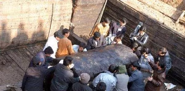 Như vậy, tấm lụa đỏ trên quan tài vàng cũng sẽ mất đi giá trị lịch sử quý giá ban đầu. Dần dần, cùng với sự phát triển của thời đại, các chuyên gia cũng đã nhận ra tầm quan trọng của việc bảo vệ di tích văn hóa.