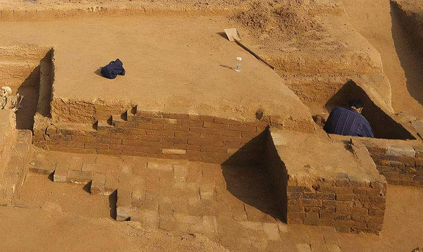 Bên cạnh đó, người ta phát hiện ra rằng niên đại của quan tài vàng này rơi vào khoảng triều đại nhà Đường. Triều đại nhà Đường đã có lịch sử hàng nghìn năm, đồng nghĩa với việc nếu dải lụa đỏ trên quan tài vàng bị bung ra thì sẽ không tránh khỏi hiện tượng oxy hóa.