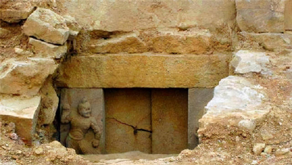 Thế nhưng, tại sao trong suốt hơn 10 năm qua không ai dám mở nắp chiếc quan tài này ra? Nguyên nhân là vì, khi mang quan tài vàng trở lại phòng thí nghiệm và tiến hành kiểm tra độ mở quan tài, họ phát hiện ra rằng muốn mở quan tài vàng thì trước hết phải tháo chiếc nơ lụa đỏ đặc biệt buộc trên quan tài vàng.