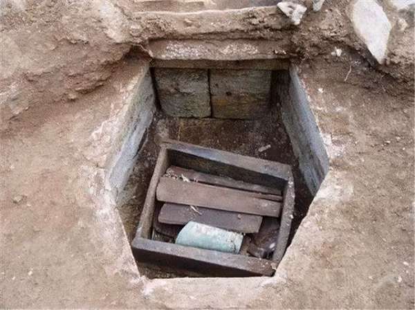 Được biết, hơn mười năm trước, ngôi chùa nổi tiếng Long Tuyền ở Sơn Tây đang tiến hành một đợt trùng tu lớn. Trong quá trình thi công sửa chữa, những người thợ xây dựng ở đây đã vô tình phát hiện ra một ngôi mộ cổ bí ẩn.