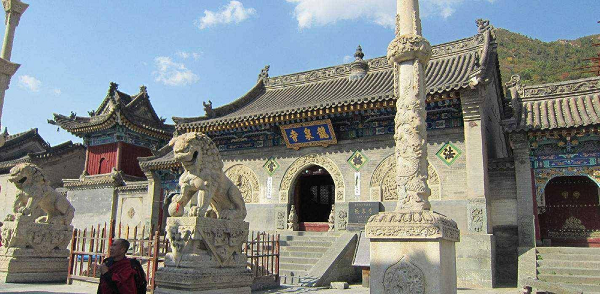 Theo giám định của các chuyên gia, chiếc quan tài này được làm bằng vàng thật hoàn toàn, phần trên của nó cũng được chạm khắc rất nhiều hoa văn tinh xảo. Sau khi tham khảo những tư liệu lịch sử có liên quan, các chuyên gia đều cho rằng chiếc quan tài bằng vàng này phải có một mối liên hệ nhất định nào đó với văn hóa tín ngưỡng.