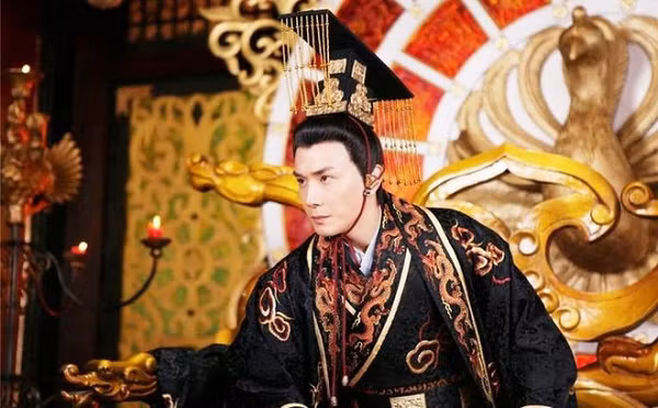 Tần Vũ Công Doanh Đảng (chưa rõ năm sinh - mất vào năm 688 trước công nguyên) là người khỏe mạnh, cường tráng, thích làm những việc khác người, hơn nữa lại sống vào thời kỳ nhà Tần rất hưng thịnh nên có thể nói tiền đồ của ông còn tiến xa. Một lần khi đi đến Lạc Dương, thấy một chiếc đỉnh đồng to liền vô cùng hứng thú.