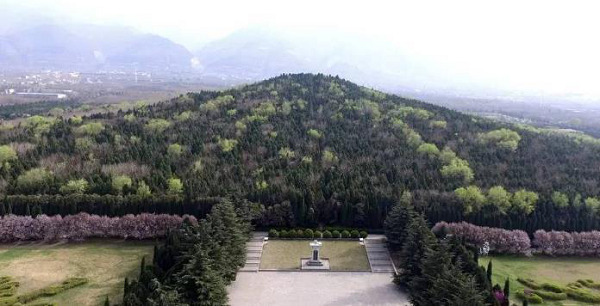 Lăng mộ Tần Thủy Hoàng được các nhà khảo cổ học phát hiện tại thành phố Tây An, tỉnh Thiểm Tây, Trung Quốc. Lăng mộ cao đến 76m và có tổng diện tích lớn hơn diện tích của 17 sân bóng cộng lại, tức 120.000 m2.