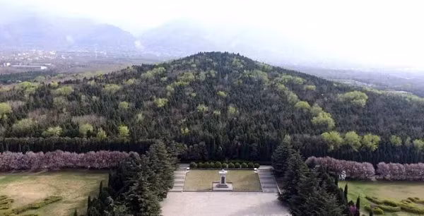 Lăng mộ Tần Thủy Hoàng được các nhà khảo cổ học phát hiện tại thành phố Tây An, tỉnh Thiểm Tây, Trung Quốc. Lăng mộ cao đến 76m và có tổng diện tích lớn hơn diện tích của 17 sân bóng cộng lại, tức 120.000 m2.