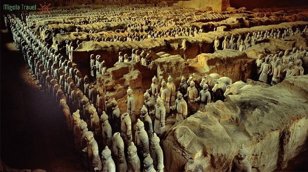 Cách bố trí bên Tần Lăng trong giống như kinh đô Hàm Dương, chia thành nội thành và ngoại thành, nội thành có chu vi khoảng 2,5km và thành ngoài có chu vi khoảng 6,3km.