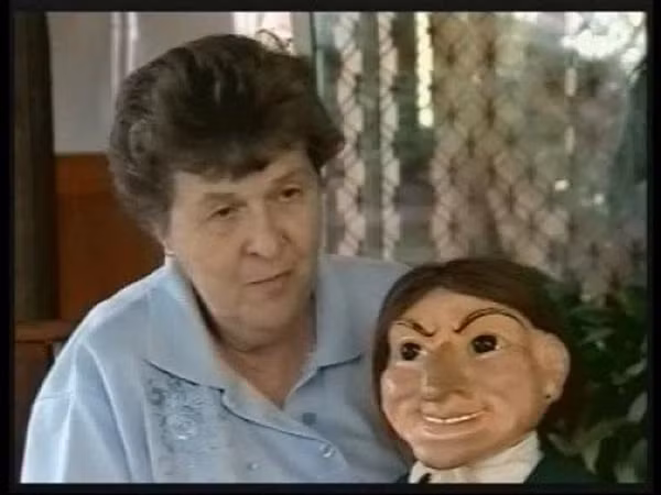 Cha của đứa trẻ đã tạo nên hình nộm này và thực hiện một buổi lễ để chuyển giao linh hồn đứa trẻ vào trong búp bê. Đến nay, những bí ẩn liên quan đến con búp bê vẫn không thể giải mã.