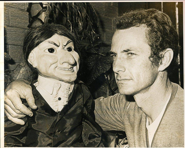 Tuy nhiên, khi búp bê xuất hiện, tranh trên tường lập tức rơi xuống sàn và các đồng hồ dừng lại đột ngột không rõ nguyên nhân. Rồi khi những người quay phim đặt nó vào lòng nhà ngoại cảm, nhiều khán giả thấy Letta quay đầu và nhìn thẳng vào ống kính.